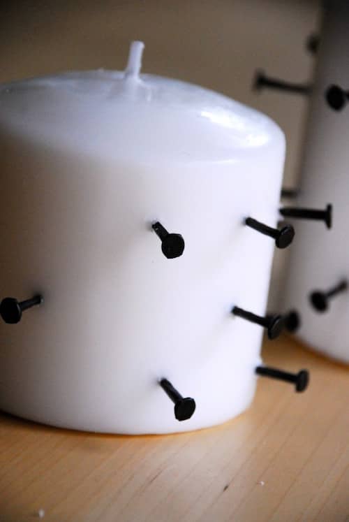 Les clous sont plantés dans la bougie.