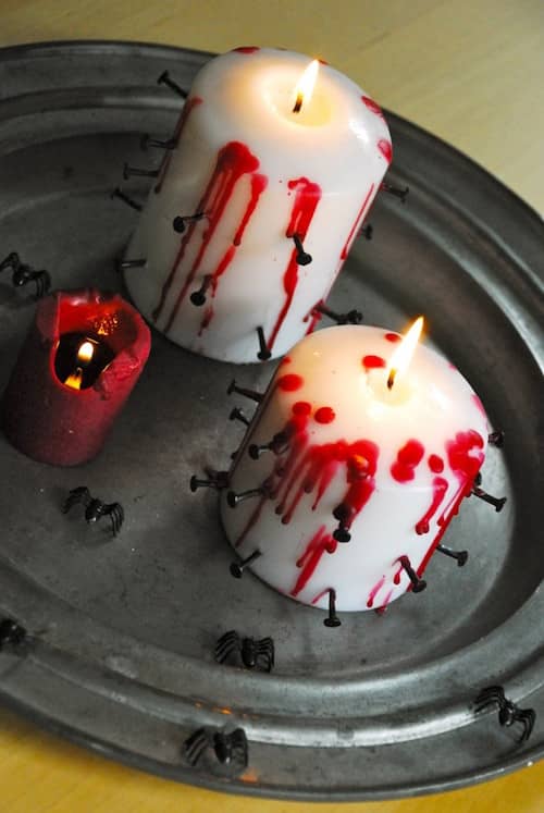 Décoration d'halloween avec des bougies blanches sanguinolentes
