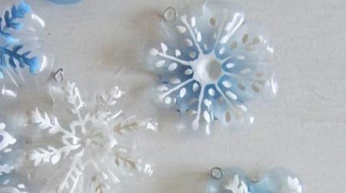Recyclez vos Bouteilles en Plastique pour Créer des Décorations de Noël.