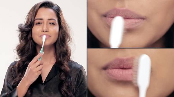 exfolier vos lèvres avec une brosse à dents