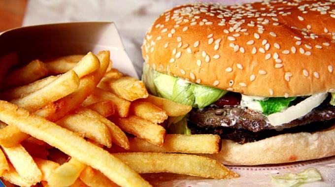 Burger King revient à Paris : 3 Raisons Économiques d'Éviter les Fast-Food.