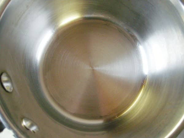 après lavage avec du bicarbonate et du peroxyde, la casserole brûlée est propre