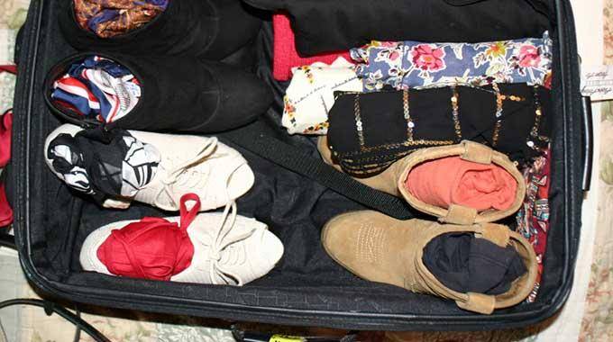 L'Astuce Pour Que Vos Chaussures Prennent Moins de Place Dans Votre Valise.