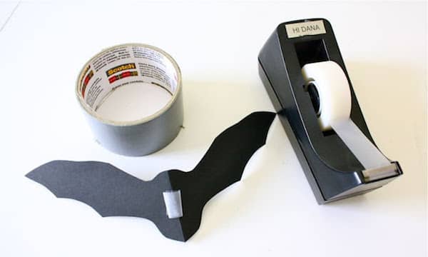 utilisez du scotch pour faire tenir les décorations d'halloween