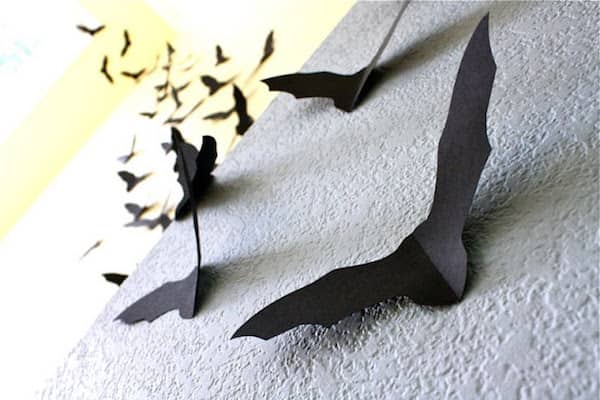 chauvre-souris en papier carton collées sur un mur