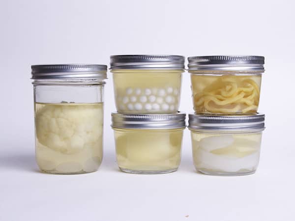 Des bocaux remplis de produits bizarres pour halloween