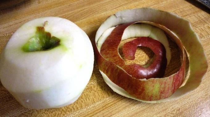 L'Astuce de Génie Pour Éplucher des Pommes Très Rapidement.