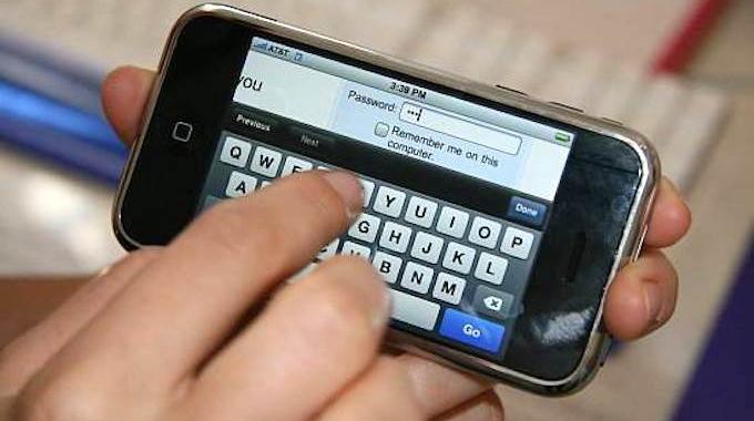 iPhone : L'Astuce Pour Ne Plus JAMAIS Devoir Retaper Votre Email !