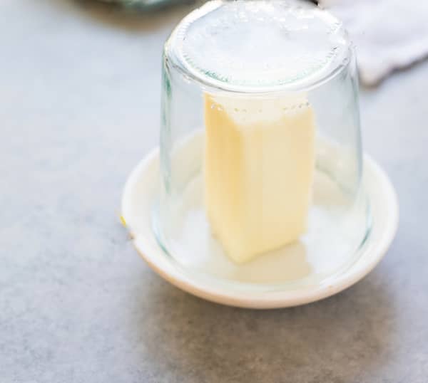 utilisez un verre chaud pour ramolitt du beurre