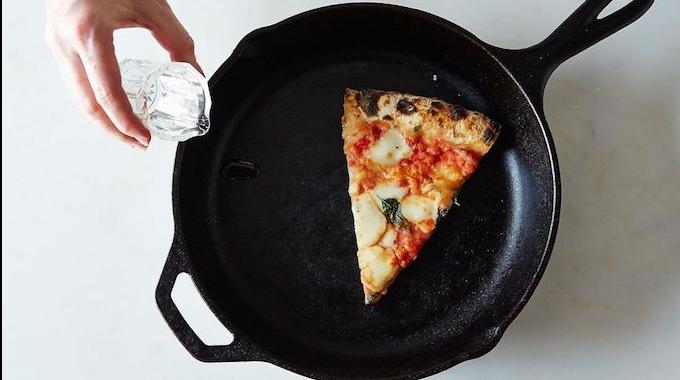 Comment Réchauffer une Pizza SANS Four ? L'Astuce Facile et Rapide.