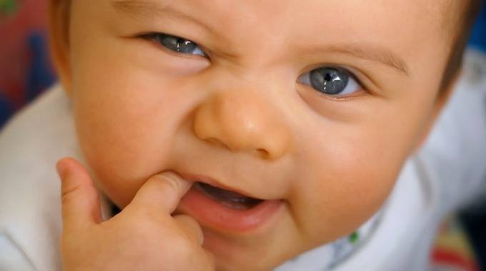 Bébé a Mal aux Dents ? 3 Remèdes de Grand-Mère Efficaces Pour Le Soulager Immédiatement.