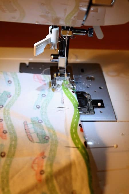 cousez les ourlets de la protection pour siège à la machine