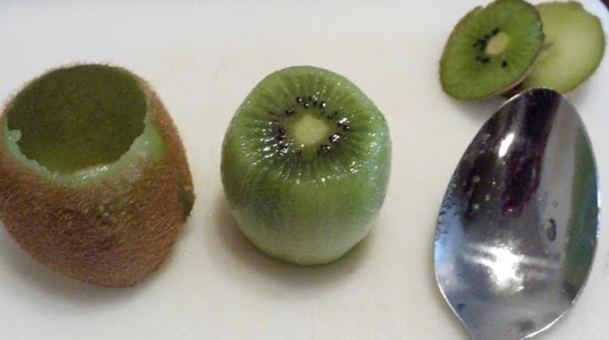 L'Astuce Pour Éplucher un Kiwi.