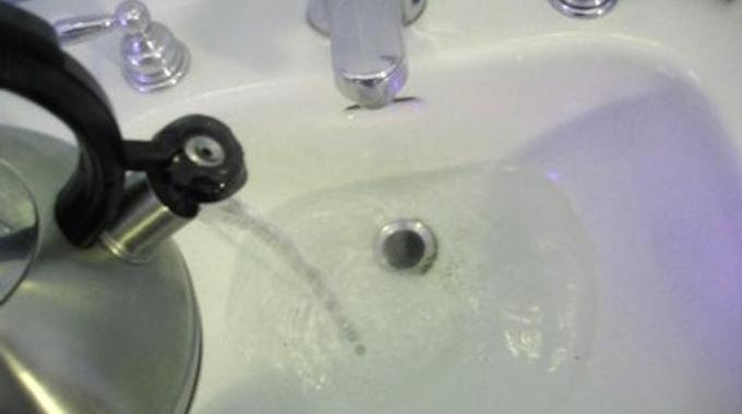 Cleanitude : un distributeur de bain de bouche dans les toilettes des hôtels