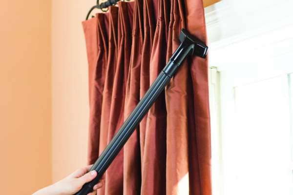 spolverare il tempo con un aspirapolvere