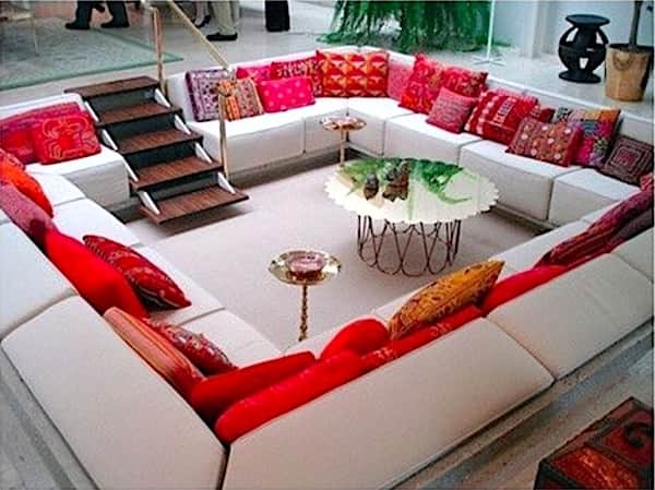 Salon avec plancher bas pour économiser place