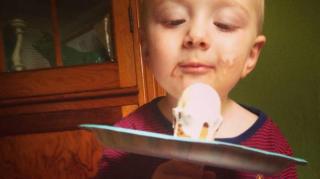 enfant mange glace tache