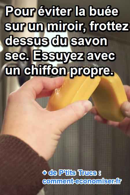 frottez du savon noir sec sur le miroir pour éviter la buée