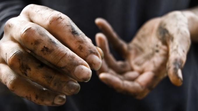 L'Astuce Étonnante Pour Enlever le Cambouis sur les Mains.