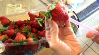 enlever la tige des fraises