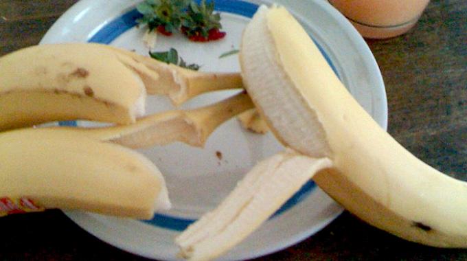 Comment Éplucher une Banane Facilement ? L'Astuce des Singes Dévoilée.