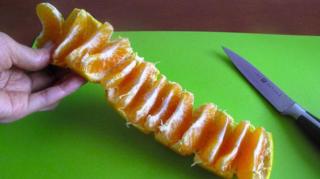 eplucher orange avec un couteau