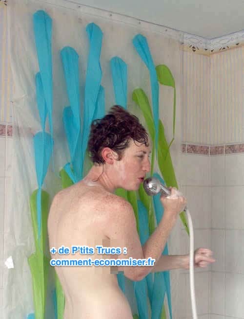 Femme qui chante sous la douche et qui utilise beaucoup d'eau