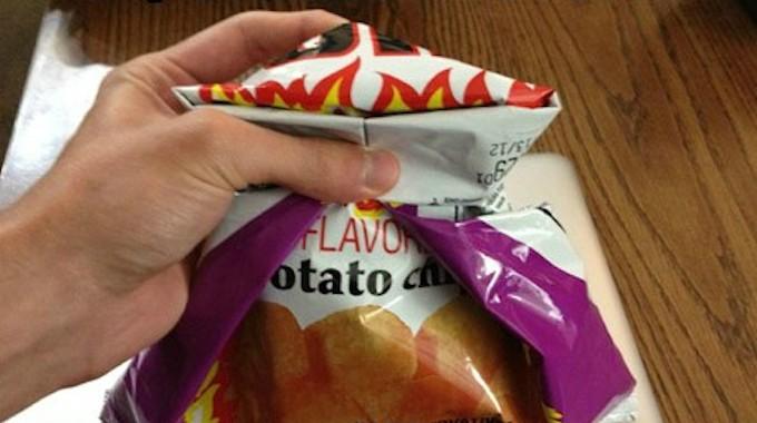 Comment Refermer un Paquet de Chips En Utilisant UNIQUEMENT le Sachet. 