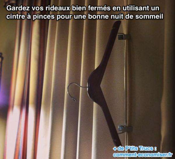 Gardez vos rideaux bien fermés en utilisant un cintre à pinces pour une bonne nuit de sommeil