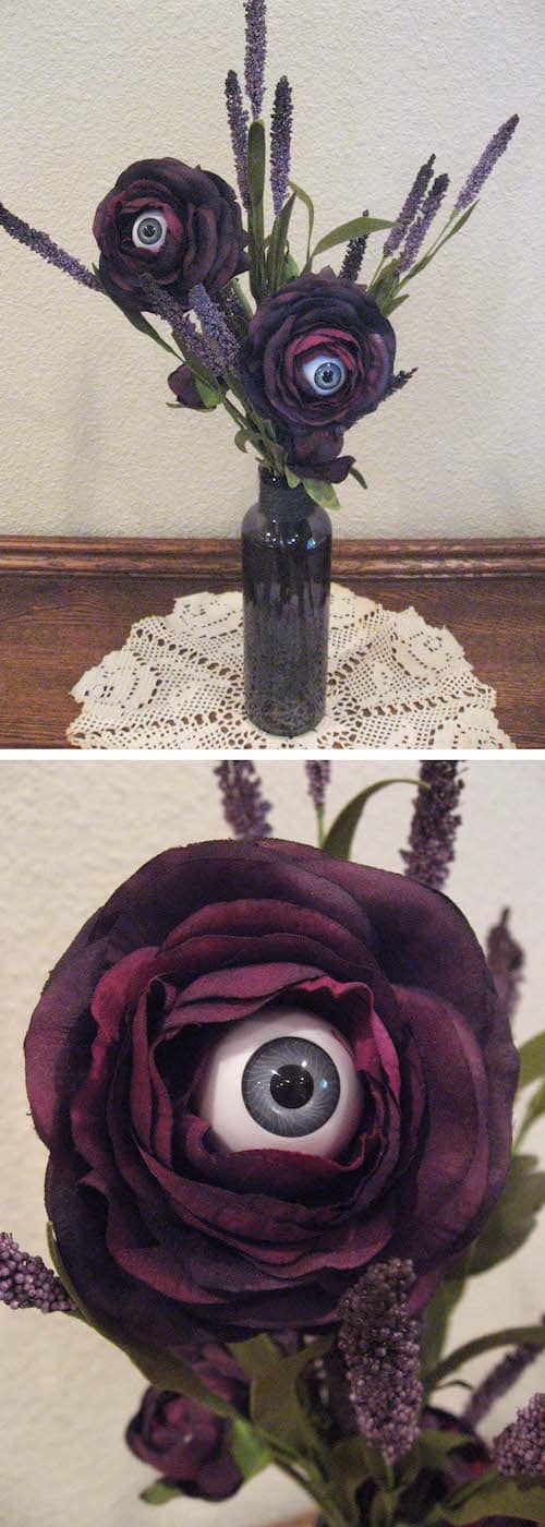 Un bouquet de roses noirs avec un oeil globuleux au centre