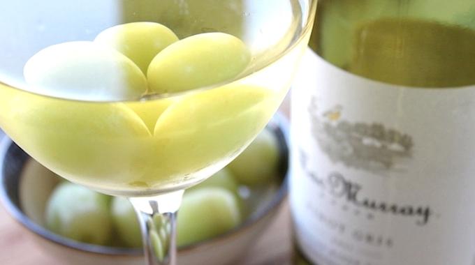 Voici Comment Garder un Verre de Vin Blanc Frais Plus Longtemps.