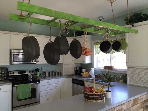 rangez vos casseroles sur une étagère suspendue