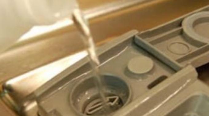 L'Astuce Économique Pour Remplacer le Liquide de Rinçage du Lave-Vaisselle