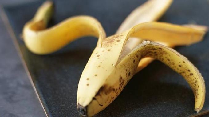 L'Astuce Pour Manger Proprement une Banane au Bureau.