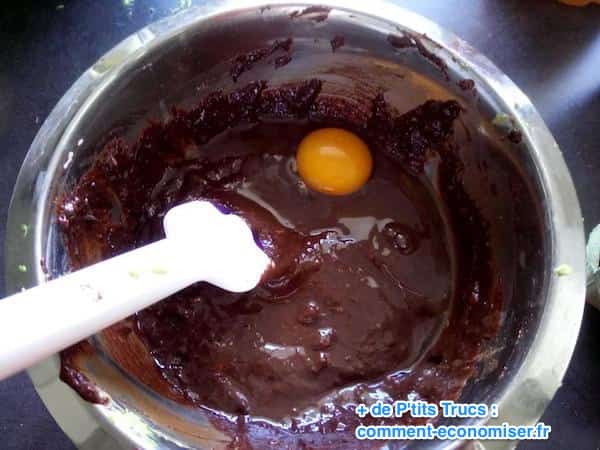 mettre 3 oeufs dans la pâte à gâteau moelleux chocolat