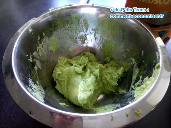 mixer l'avocat en purée bien lisse