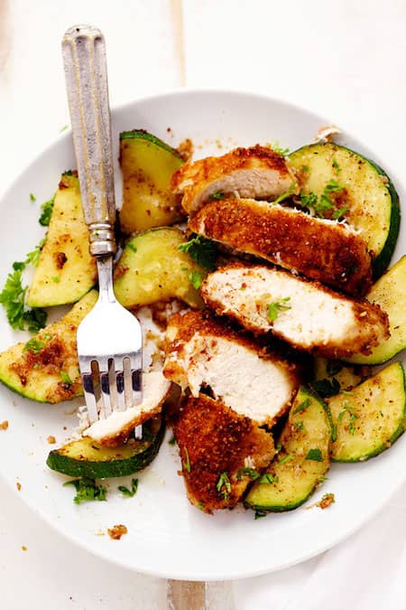 recette facile de poulet au parmesan à l'ail et aux courgettes