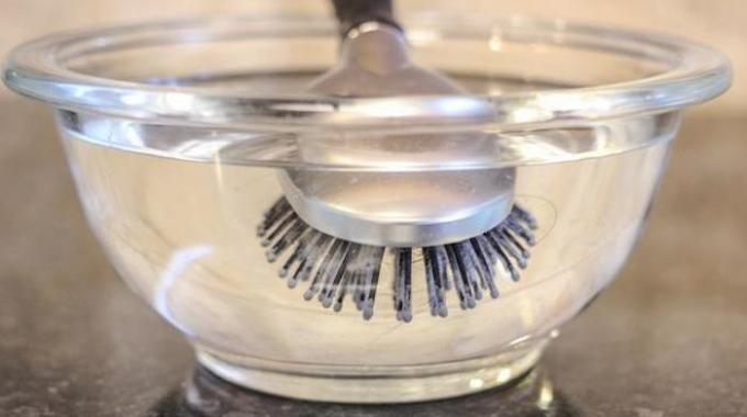 L'Astuce Efficace Pour Nettoyer une Brosse à Cheveux Toute Grasse.