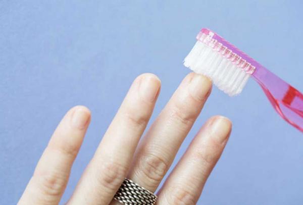 une brosse à dents pour nettoyer vos ongles
