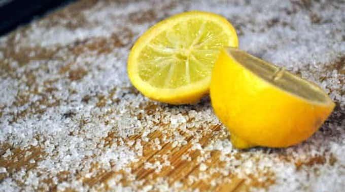 Facile et Rapide : Comment Nettoyer une Planche à Découper avec du Citron et du Sel.