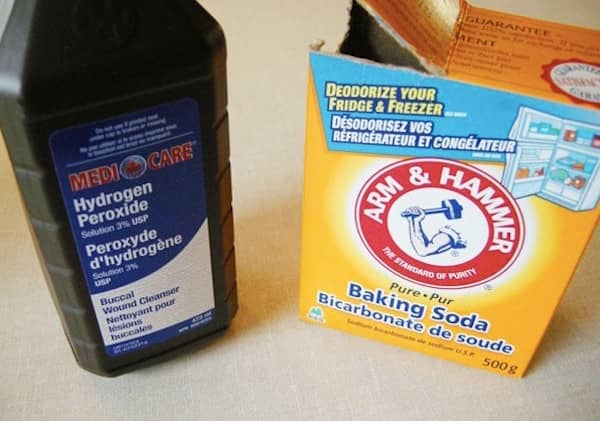 bouteille de peroxyde d'hydrogène et paquet de bicarbonate de soude