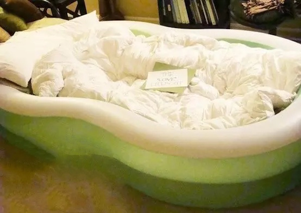 Une piscine en plastique avec une couverture pour mettre les bébés quand on est dehors