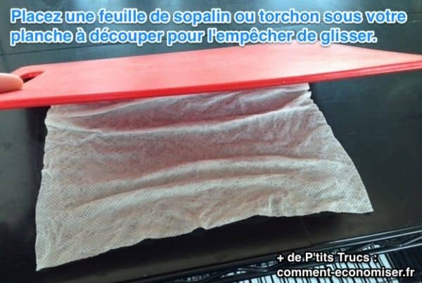 avec un torchon ou un sopalin sous la planche pour qu'elle ne glisse pas