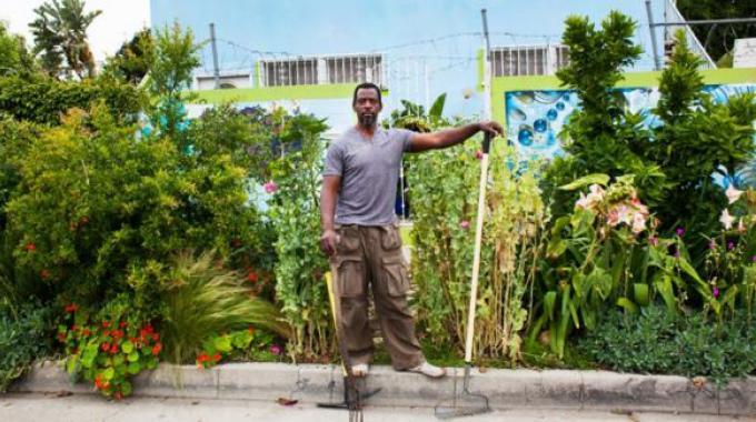 Aux États-Unis, un Gangster-Jardinier Plante Illégalement des Légumes Bio Pour Manger Local.