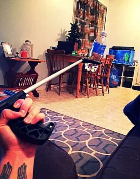 prendre un pince pour attraper des objets sans avoir besoin de se lever