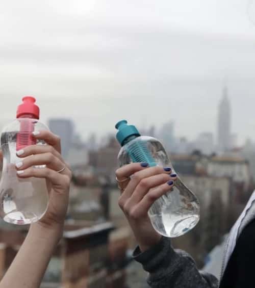 Les gourdes avec filtre intégré vous aident à économiser de l'argent sur l'achat d'une bouteille d'eau.