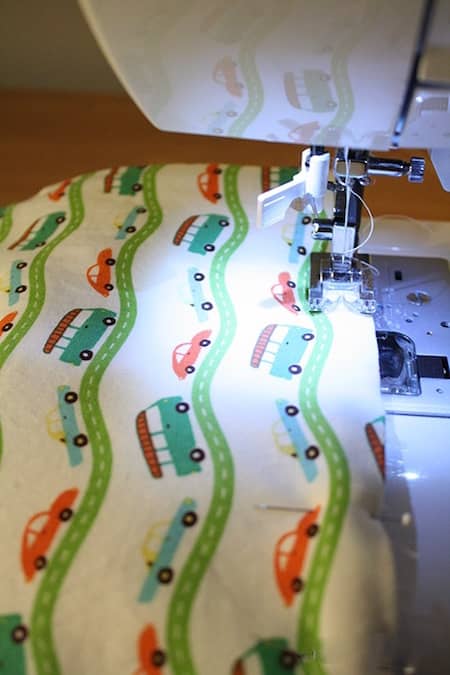 cousez l'espace laissé ouvert en bas de la protection pour l'arrière des siège auto