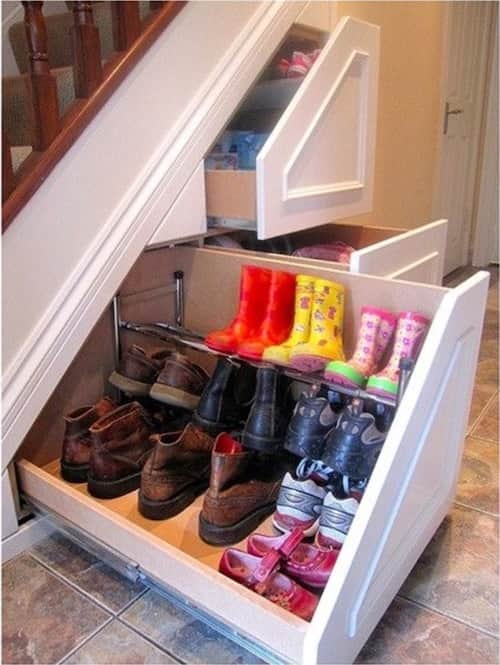 Rangements pour toutes les chaussures sous l'escalier