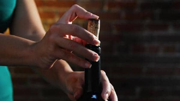 rebouchez une bouteille de vin entamée pour la conserver