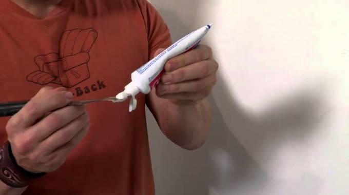 Comment Utiliser du Dentifrice pour Reboucher les Trous d'un Mur Blanc.